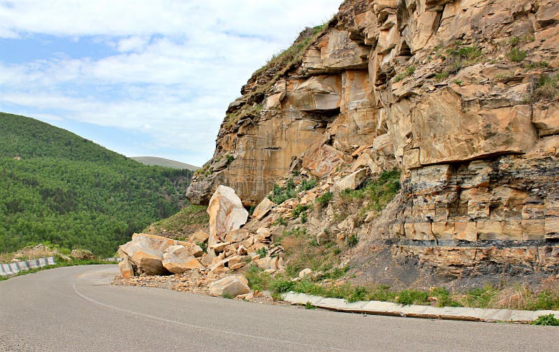 El camino en las montañas entre las rocas imagenes de archivo El camino en las montañas entre las rocas imagenes de archivo