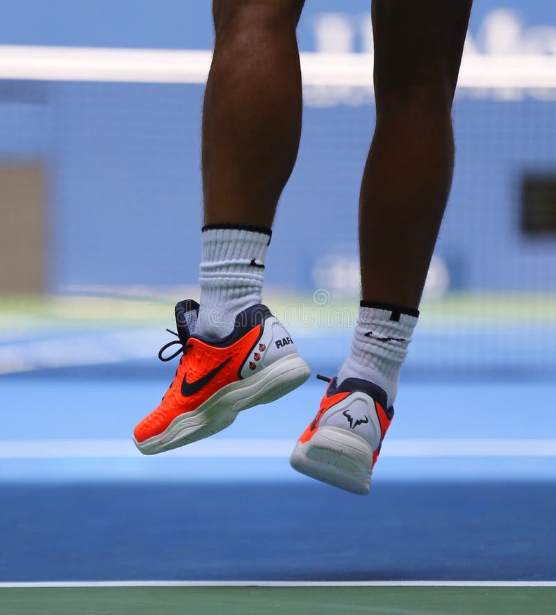 El Campeón Rafael De Grand Slam De España Lleva Las Zapatos Tenis De Encargo De Nike Durante El US Open 2018 Imagen editorial - Imagen premio, profesional: 135072095