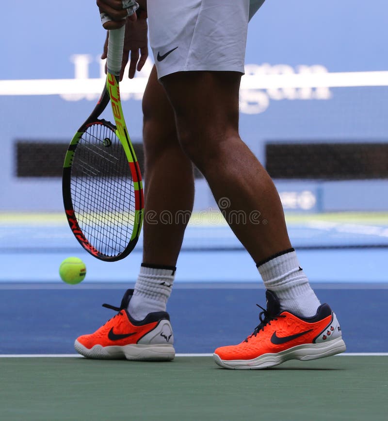 El Campeón Rafael De Grand Slam De Lleva Zapatos Tenis De Encargo De Nike Durante El US Open 2018 Imagen editorial - Imagen de naturalizado, billar: 135072115