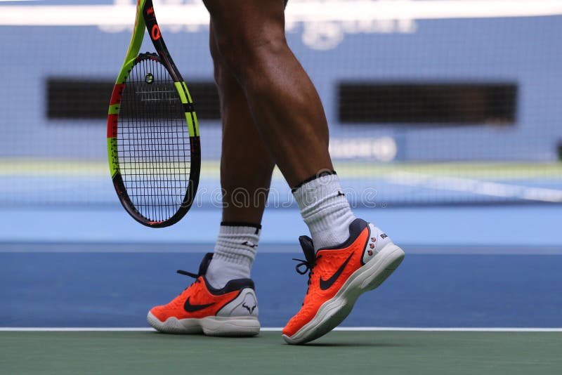 El Campeón Rafael Nadal De Grand Slam España Lleva Las Zapatos Tenis De Encargo De Nike Durante El US Open 2018 Foto - Imagen de editorial, 135072116