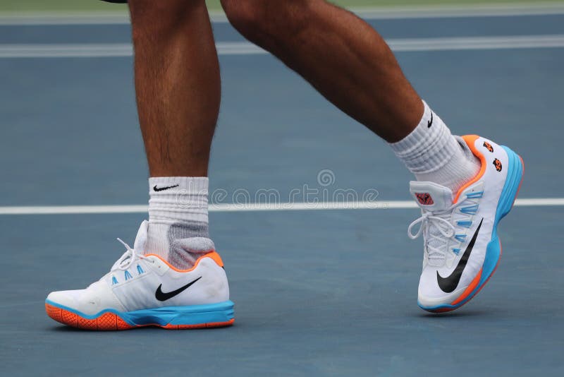 El Campeón Rafael Nadal Del Grand Slam De España Lleva Las Zapatos Tenis De Encargo De Nike Durante La Práctica El US Open 2 Foto de archivo editorial - Imagen de