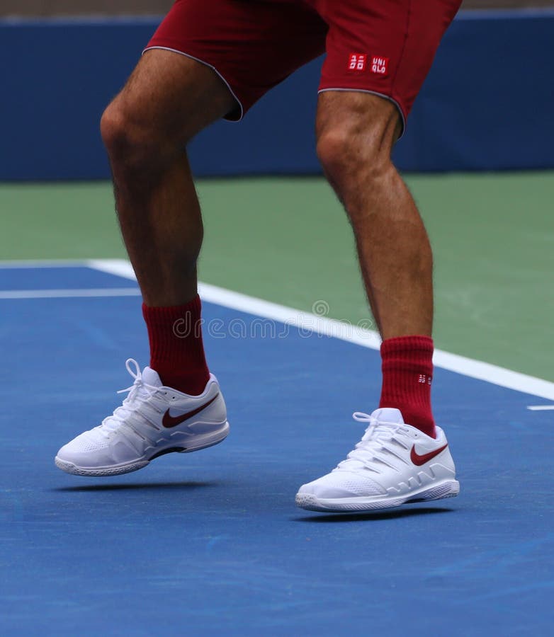El Campeón Roger Federer De 20-time Grand Slam De Suiza Lleva Las Zapatos Tenis De De Nike Durante El Partido De Entrenam Fotografía editorial de golpe, juego: 135076117