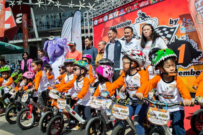 El campeonato de Chiangrai de la bici de la balanza de la aleta, niños participa en equilibrio raza de bicicleta foto de archivo El campeonato de Chiangrai de la bici de la balanza de la aleta, niños participa en equilibrio raza de bicicleta foto de archivo