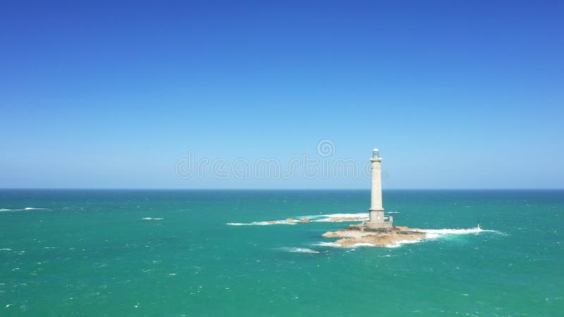 El canal del mar bordea el faro de la gorra de la hague