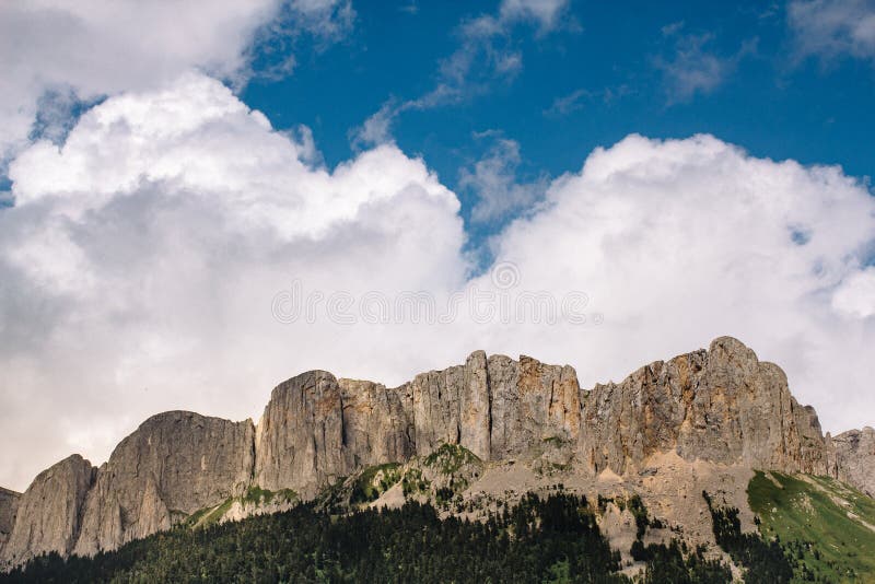 El canto de la montaña es Thach grande con las nubes de cúmulo imagen de archivo libre de regalías El canto de la montaña es Thach grande con las nubes de cúmulo imagen de archivo libre de regalías