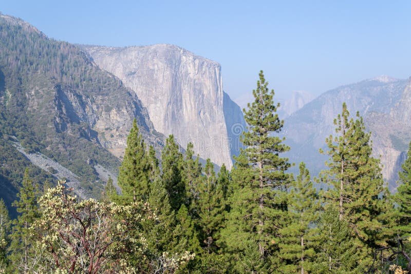 EL Capitan, ένας από τον πιό εικονικό σχηματισμό βράχου σε Yosemite στοκ εικόνα EL Capitan, ένας από τον πιό εικονικό σχηματισμό βράχου σε Yosemite στοκ εικόνα
