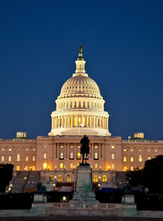 El capitolio en la noche fotografía de archivo El capitolio en la noche fotografía de archivo