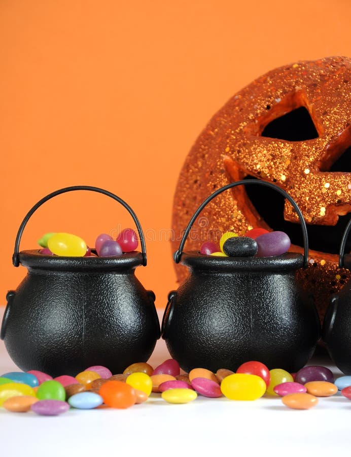 El caramelo de Halloween en truco o la invitación lleva las calderas con la calabaza - primer vertical fotos de archivo libres de regalías