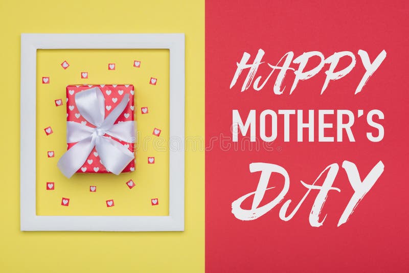 El caramelo en colores pastel de la madre del día feliz del ` s colorea el fondo El plano del día de madres pone concepto mínimo imagenes de archivo