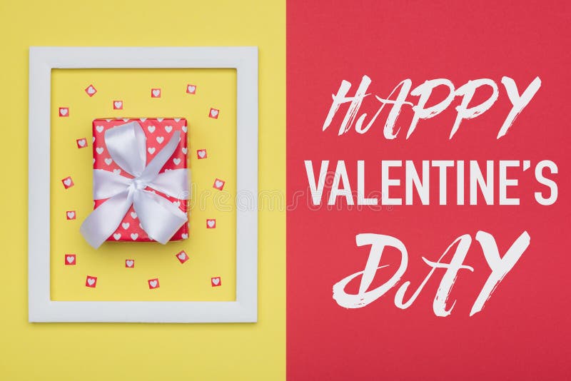 El caramelo en colores pastel de la tarjeta del día de San Valentín del día feliz del ` s colorea el fondo El plano del día de ta fotografía de archivo