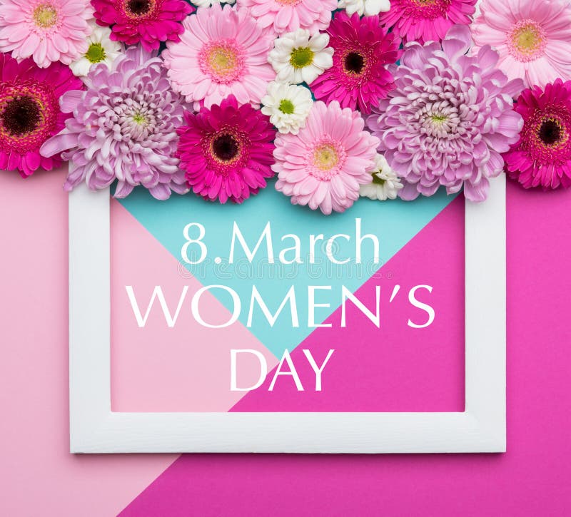 El caramelo en colores pastel de las mujeres del día feliz del ` s coloreó el fondo Tarjeta de felicitación para mujer floral de foto de archivo libre de regalías