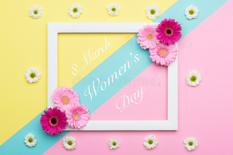 El caramelo en colores pastel de las mujeres del día feliz del ` s coloreó el fondo Tarjeta de felicitación para mujer floral de fotos de archivo