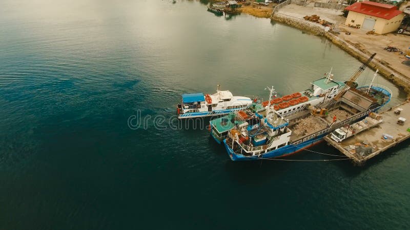 El cargo y el pasajero transitan el puerto en la opinión aérea de la ciudad de Dapa Isla de Siargao, Filipinas