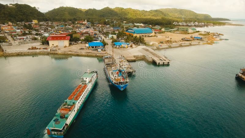 El cargo y el pasajero transitan el puerto en la opinión aérea de la ciudad de Dapa Isla de Siargao, Filipinas