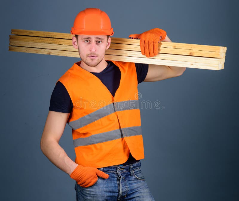 El carpintero, carpintero, trabajador, constructor en cara confiada lleva haces de madera en hombro Concepto resistente del traba fotografía de archivo El carpintero, carpintero, trabajador, constructor en cara confiada lleva haces de madera en hombro Concepto resistente del traba fotografía de archivo