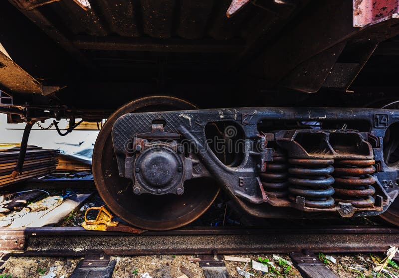 El carretón diesel de acero del tren del railcar del primer rueda en las vías fotografía de archivo libre de regalías El carretón diesel de acero del tren del railcar del primer rueda en las vías fotografía de archivo libre de regalías