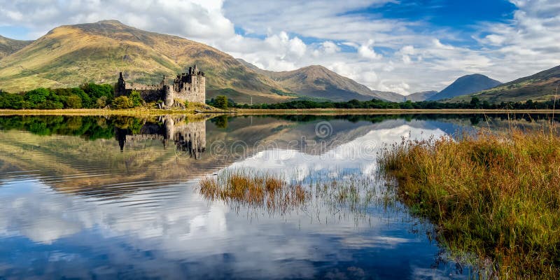 El castillo de Kilchurn arruina en el temor del lago, Escocia