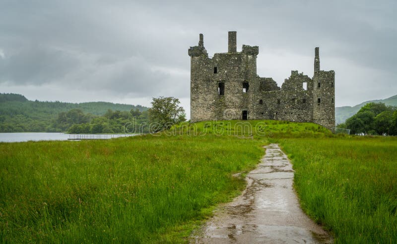 El castillo de Kilchurn, ruinas cerca del lago aterroriza, Argyll y Bute, Escocia
