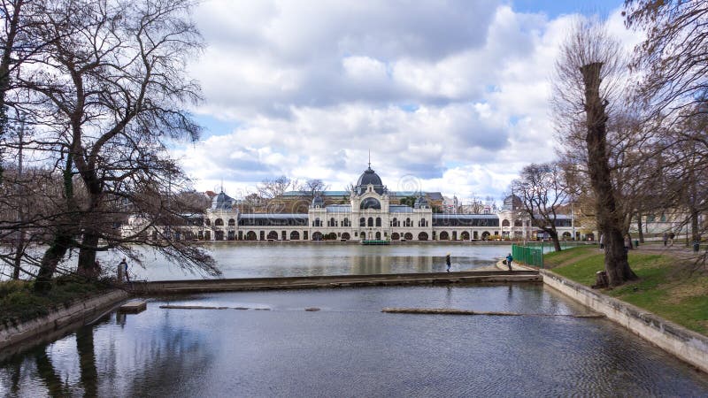 El castillo de Vajdahunyad es un castillo en el parque de la ciudad de Budapest, Hungr?a foto de archivo libre de regalías El castillo de Vajdahunyad es un castillo en el parque de la ciudad de Budapest, Hungr?a foto de archivo libre de regalías