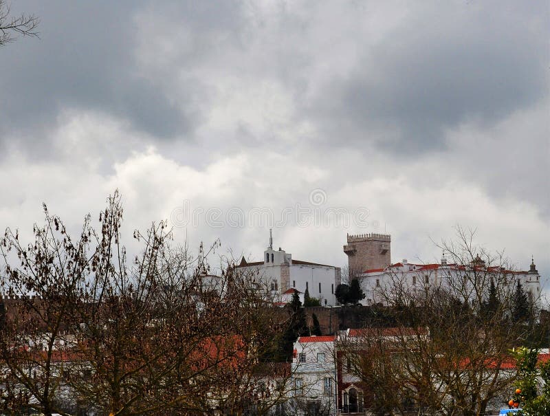 El castillo visto del pueblo fotografía de archivo libre de regalías El castillo visto del pueblo fotografía de archivo libre de regalías