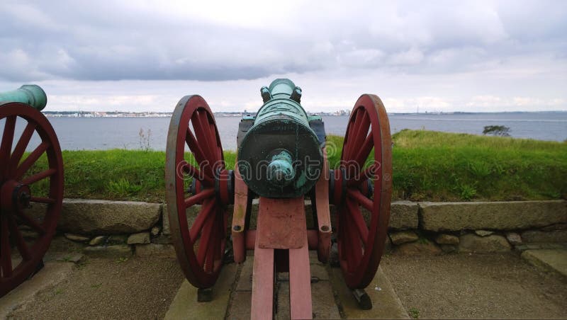 El cañón militar decorativo viejo cerca del castillo de Kronborg apuntó hacia el agua fotos de archivo libres de regalías El cañón militar decorativo viejo cerca del castillo de Kronborg apuntó hacia el agua fotos de archivo libres de regalías