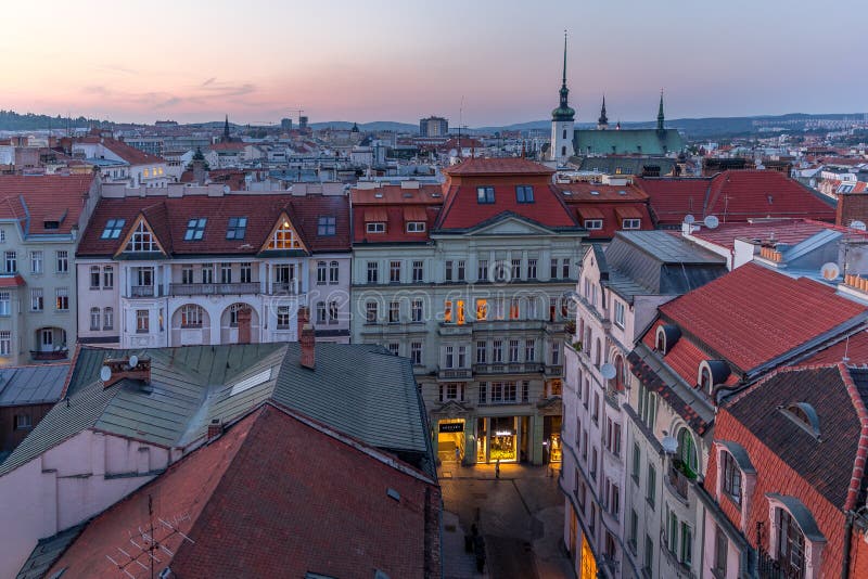 El centro de la ciudad de brno en la república checa durante una dramática puesta de sol capturada desde una hermosa vista de la a