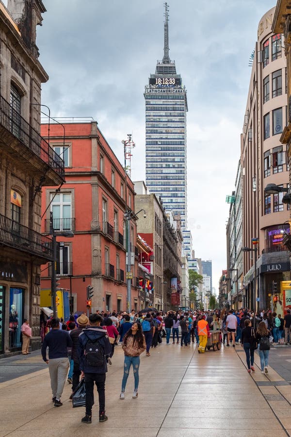 El centro histórico de Ciudad de México con vistas a la torre latinoamericana imagen de archivo libre de regalías El centro histórico de Ciudad de México con vistas a la torre latinoamericana imagen de archivo libre de regalías