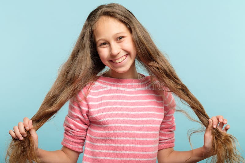 El cerdo sonriente de la muchacha adolescente ata el pelo despreocupado imágenes de archivo libres de regalías El cerdo sonriente de la muchacha adolescente ata el pelo despreocupado imágenes de archivo libres de regalías