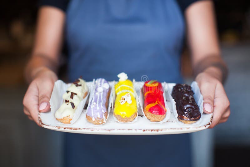 El chef cocinó deliciosos eclair en la bandeja. imagen de archivo