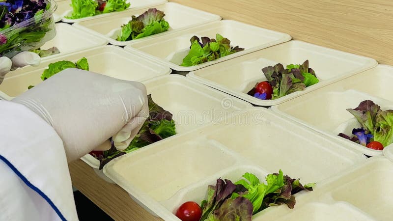 El chef de 4k prepara decoraciones florales en cajas de comida para servir