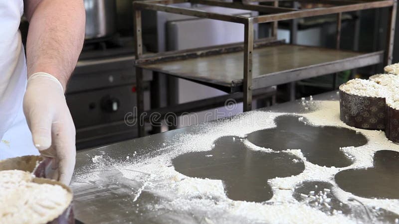 El chef de repostería cuece palomas de la torta de Pascua metrajes