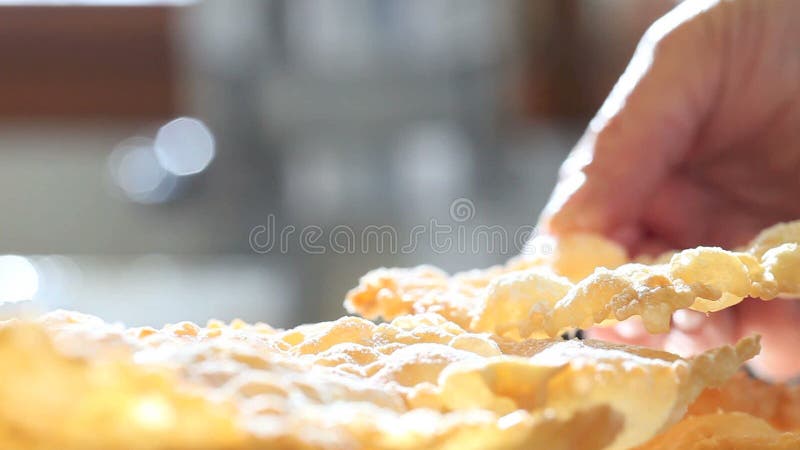 El chef de repostería de las manos prepara el crostoli