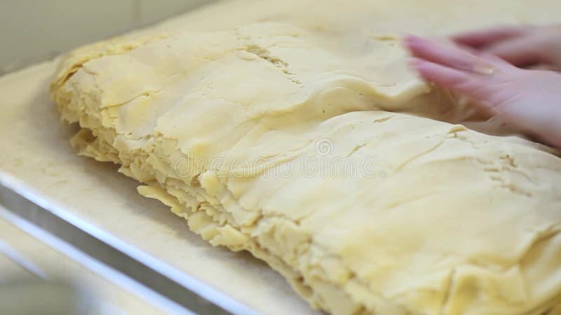 El chef de repostería de las manos prepara la pasta