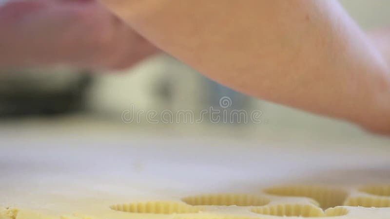 El chef de repostería prepara la pasta en pequeñas porciones