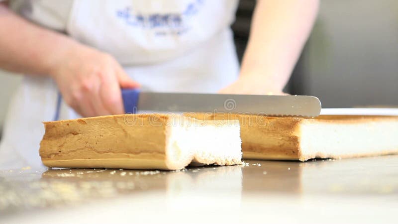 El chef de repostería prepara la torta de esponja almacen de metraje de vídeo