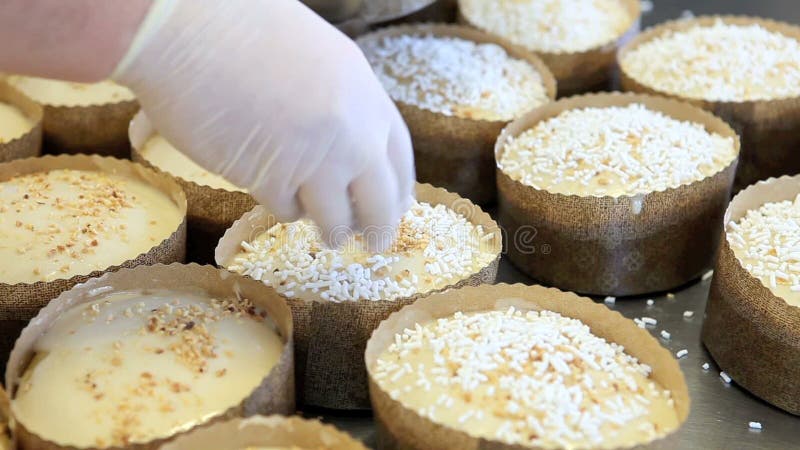 El chef de repostería prepara las tortas de pascua