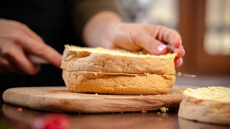 El chef de repostería prepara una torta de la galleta en la cocina casera o en un restaurante El concepto del proceso de hacer la foto de archivo El chef de repostería prepara una torta de la galleta en la cocina casera o en un restaurante El concepto del proceso de hacer la foto de archivo
