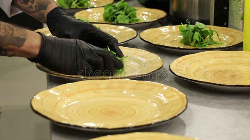 El chef elabora platos en el restaurante a base de verduras frescas