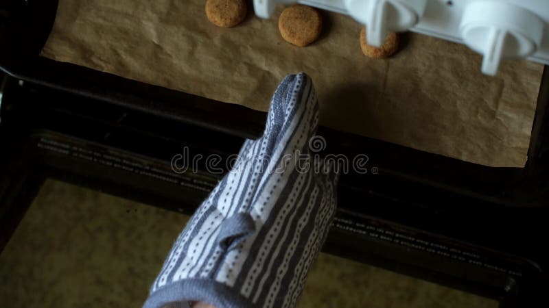 El chef pastelero abre la puerta del horno con guantes protectores almacen de metraje de vídeo