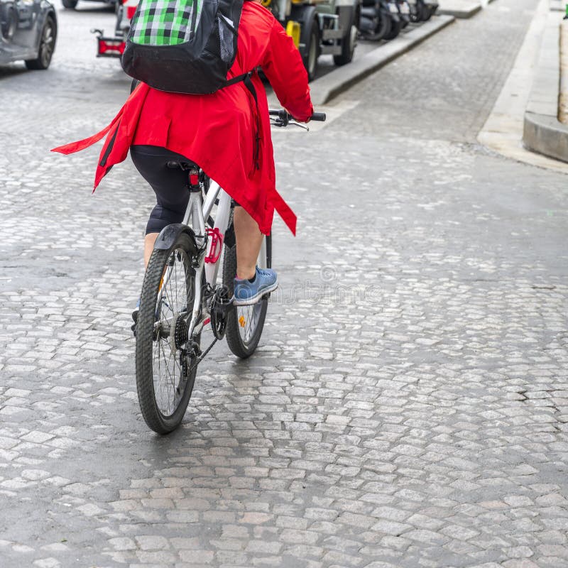 El De La Mujer En Impermeable Rojo Prefiere Forma De Vida Sana Y Los Paseos Montan Bicicleta Través De Las Calles D Imagen de archivo - Imagen de libido,