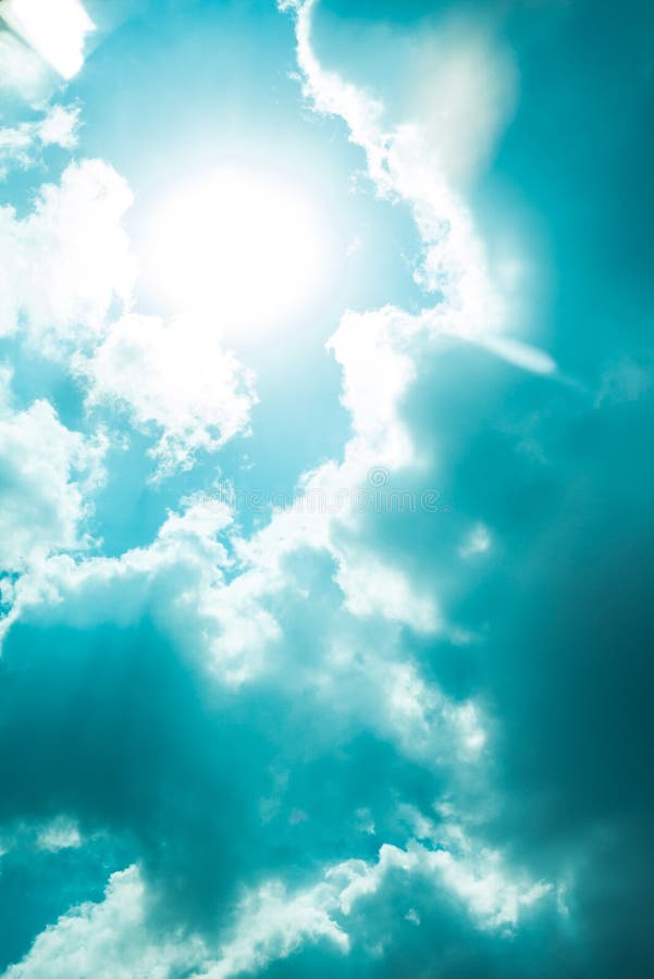 El cielo azul agradable se nubla día con tiempo de verano del hueco del sol de la corona imagen de archivo El cielo azul agradable se nubla día con tiempo de verano del hueco del sol de la corona imagen de archivo