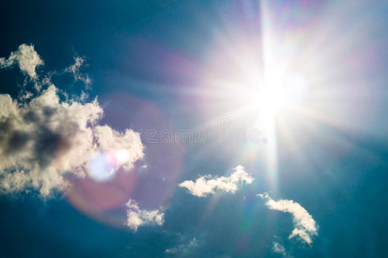 El cielo azul con el sol señala por medio de luces en soleado fotos de archivo El cielo azul con el sol señala por medio de luces en soleado fotos de archivo