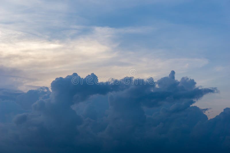 El cielo azul se nubla el fondo del cúmulo imagen de archivo libre de regalías El cielo azul se nubla el fondo del cúmulo imagen de archivo libre de regalías