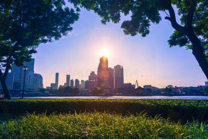 El cielo de la mañana de Bangkok, sol que sube sobre altos edificios de la subida acerca a t imagenes de archivo El cielo de la mañana de Bangkok, sol que sube sobre altos edificios de la subida acerca a t imagenes de archivo