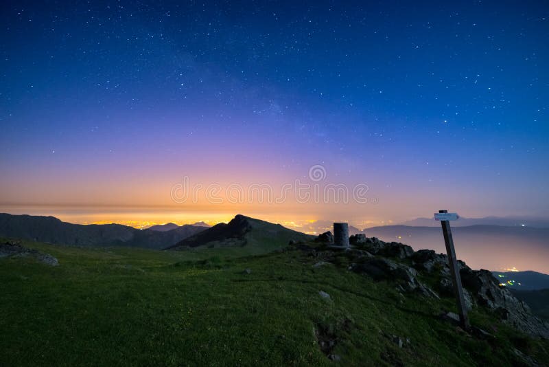 El cielo estrellado maravilloso sobre Torino Turín, Italia de la cordillera majestuosa de las montañas italianas, con las luces q fotografía de archivo El cielo estrellado maravilloso sobre Torino Turín, Italia de la cordillera majestuosa de las montañas italianas, con las luces q fotografía de archivo