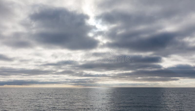 El cielo está nublado y el océano está tranquilo imagen de archivo libre de regalías