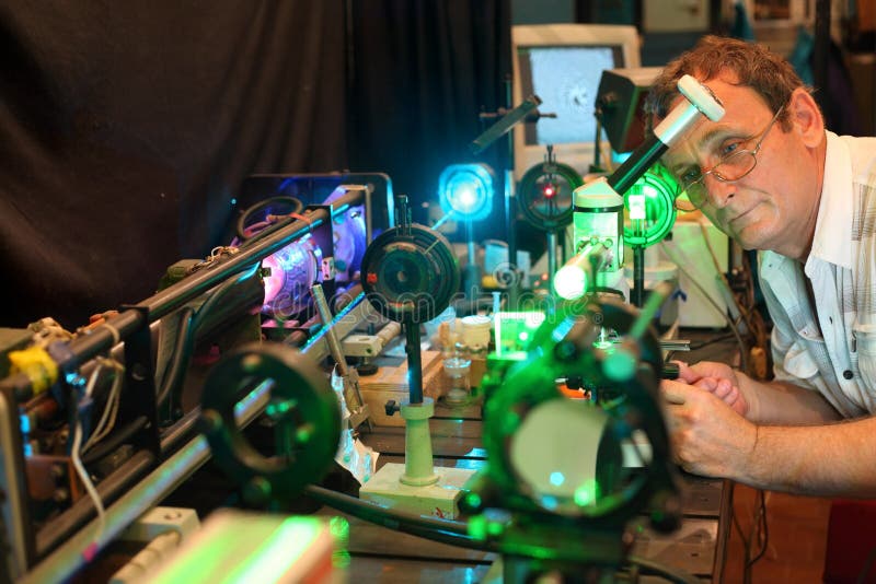 El científico con el vidrio demuestra el laser