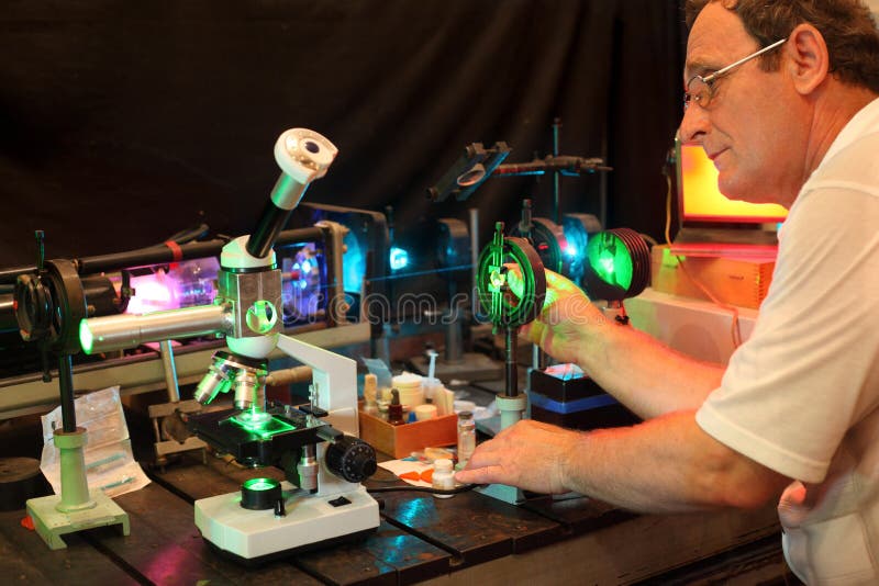 El científico con el vidrio demuestra el laser