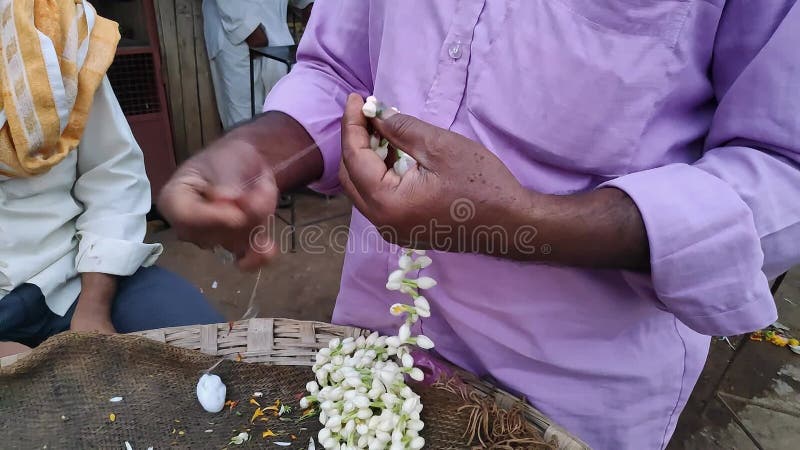 El cierre de una huerta de jazmín en una tienda de flores junto a la carretera