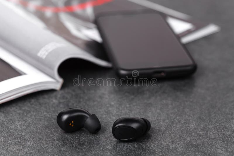El cierre encima de los auriculares inalámbricos, impermeabiliza para los fitnes imagen de archivo libre de regalías El cierre encima de los auriculares inalámbricos, impermeabiliza para los fitnes imagen de archivo libre de regalías
